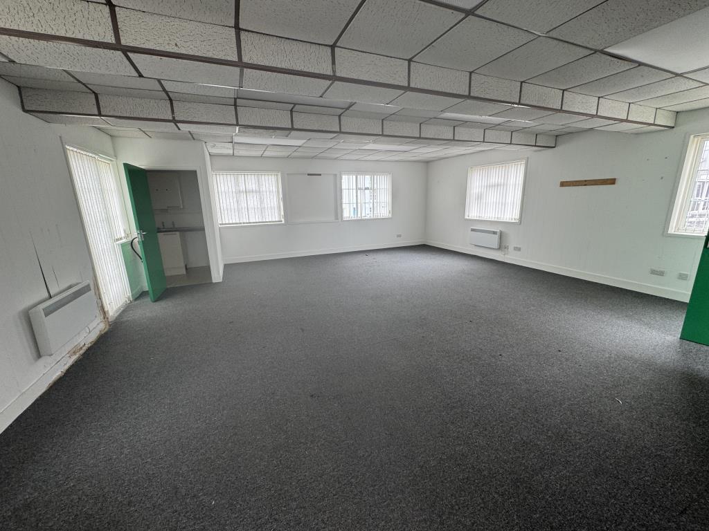 Lot: 28 - VACANT DETACHED BUILDING WITH POTENTIAL AND CAR PARK LET ON A 10-YEAR LEASE - First floor